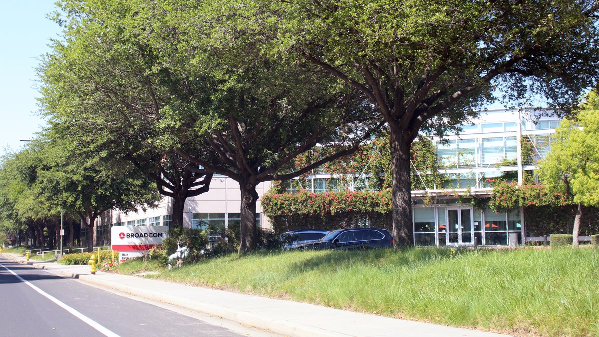 Broadcom Just Hit a 52-Week High. Wall Street Says It's Still Cheap.
